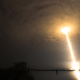 Un cohete SpaceX Falcon 9 despega del complejo de lanzamiento 39A el 6 de mayo de 2022 en Cabo Cañaveral, Florida (Se usó una exposición larga para crear esta imagen).